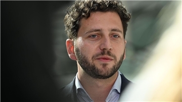 Grünen-Chef Banaszak sieht „Angsträume“ – Kritik an Merz Die Aussagen des Kanzlers seien ihm zu pauschal, sagt der Co-Vorsitzende der Grünen, Felix Banaszak. (Archivbild)