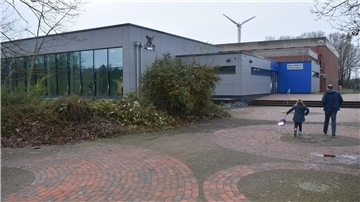 Die Außenhaut des Hallenbades Nord ist im Laufe des Jahres 2021 umfassend und auch energetisch saniert worden. Im Hintergrund: Die Sporthalle am Luisenhof