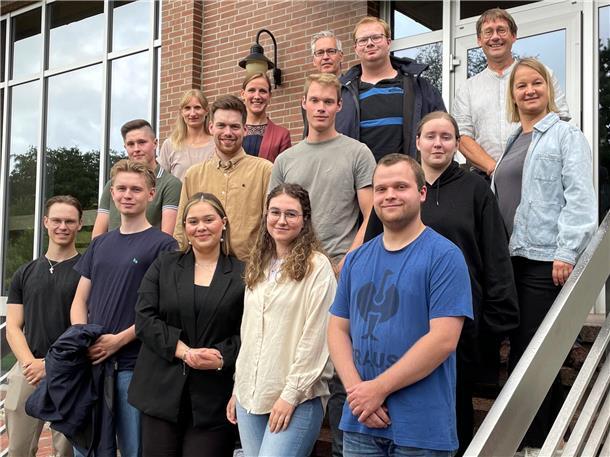 Das Foto zeigt die neuen Auszubildenden beim OOWV. 