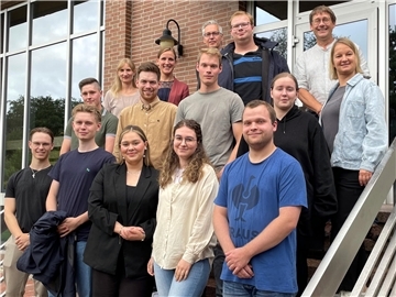 Das Foto zeigt die neuen Auszubildenden beim OOWV. 