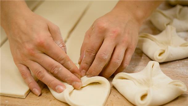 Höhere Ausbildungsvergütung: Bäckerei-Azubis backen größere Brötchen Backhandwerk
