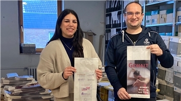 Die Auszubildenden des Landkreises, Selinay Özdemir und Michael Rost, haben die Brötchentüten gezählt, verpackt und versandfertig gemacht.