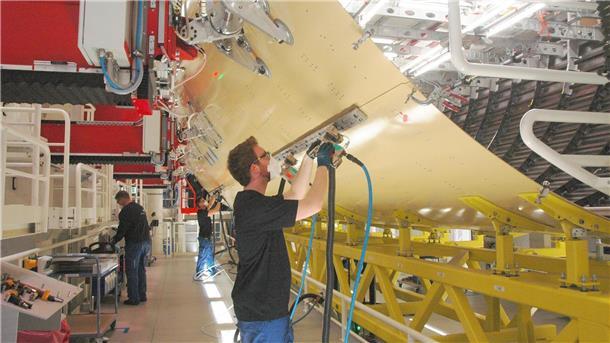 Airbus Nordenham sucht seine Azubis auch auf der anderen Weserseite Blick in die Airbus-Produktion
