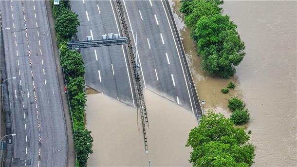Die Autobahnauffahrt zur A620 in Saarbrücken ist überschwemmt. Heftiger Dauerregen hat im Saarland vielfache Überflutungen und Erdrutsche verursacht.