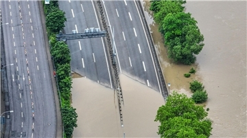 Die Autobahnauffahrt zur A620 in Saarbrücken ist überschwemmt. Heftiger Dauerregen hat im Saarland vielfache Überflutungen und Erdrutsche verursacht.