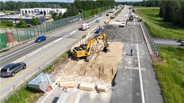 Die Autobahnbrücke wird freigelegt, damit sie Anfang Juli abgerissen werden kann. 