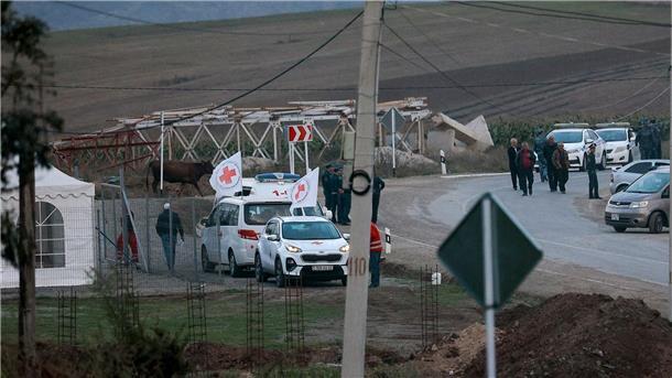 Erste Flüchtlinge aus Berg-Karabach kommen nach Armenien Die Autokolonne mit der ersten Gruppe von etwa 30 Personen aus Berg-Karabach steht an einem Kontrollpunkt nahe des Dorfes Kornidzor.