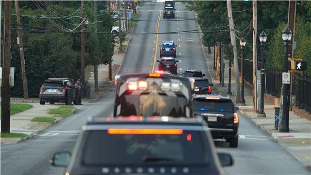 Die Autokolonne mit Donald Trump fährt in Atlanta zum Gefängnis von Fulton County.
