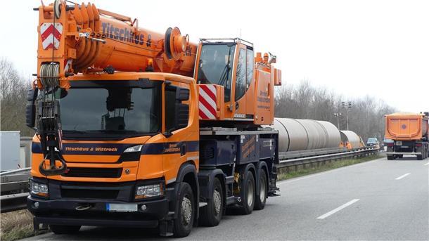 Bilderstrecke von der A27-Baustelle: Das sind die großen Baufahrzeuge Die Autokräne haben die Rohrelemente abgeladen und in die Baugrube hinabgelassen.