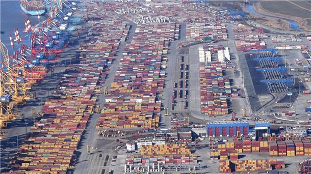 Luftaufnahme des Containerterminal mit vielen bunten Boxen. 