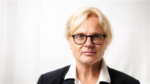 Die Autorin Karen Duve steigt mit „Sisi“ aufs Pferd.