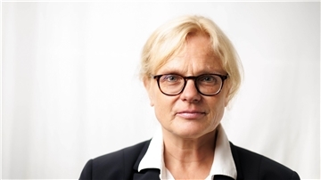 Die Autorin Karen Duve steigt mit „Sisi“ aufs Pferd.