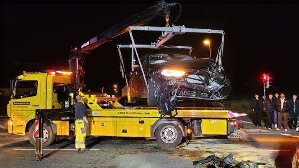Die Autos wurden bei dem Unfall schwer beschädigt.