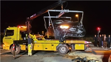 Die Autos wurden bei dem Unfall schwer beschädigt.