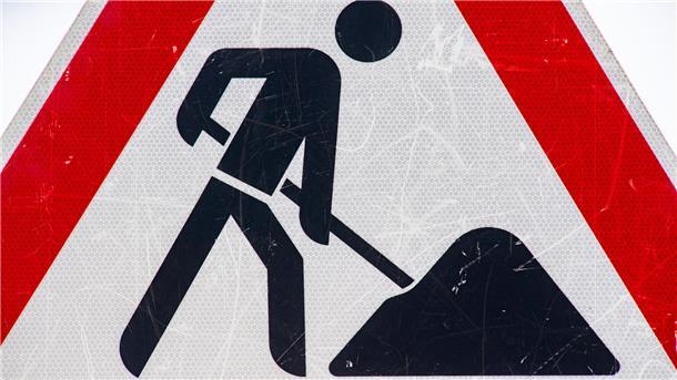 Ein Baustellenschild.  Die B211 bei Brake ist wegen eines Schwertransporters gesperrt – auch Busse sind betroffen.