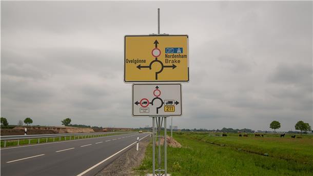 B211 wird noch einmal gesperrt Die B211 neu ist fertig, doch die Baustellen- und Umleitungsschilder stehen noch. Der Grund hierfür: Die Schilder werden in zwei Wochen ein letztes Mal benötigt. Dann werden an der Kreuzung B212/Weserstraße/B211 neu die endgültigen Ampeln aufgestellt und die B211 neu zwischen B212 und Logemannsdeich letztmalig für ein paar Tage gesperrt.