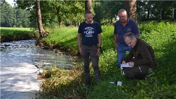 Die Bade ist eine stinkende, schäumende, schwarze Brühe. Die von Gewässerwart Ralf Behrens, dem Angelvereinsvorsitzenden Hans-Peter Wennholz und Ralf Gerken (von links) vom Landesanglerverband genommenen Proben zeigen, es gibt keinen Sauerstoff mehr im Wasser.
