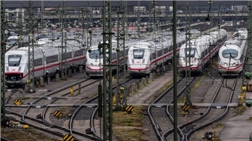 Die Bahn geht für das laufende Jahr von rund 155 Millionen Fahrgästen in den eigenen ICE- und IC-Zügen aus.