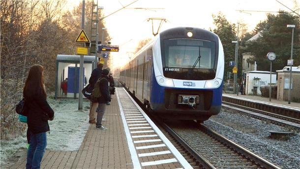 Ein Zug fährt in einen Bahnhof ein
