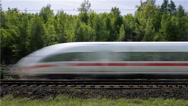 Bahn-Chef: 2025 keine Streichungen im Fernverkehrsangebot Die Bahn will 2025 nach eigenen Angaben keine Strecken aus dem Fernverkehrsangebot streichen.