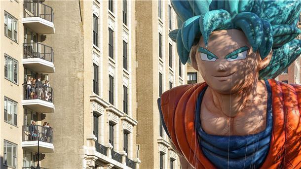 Zehntausende feiern Thanksgiving-Parade in New York Die Balkons sind voller Menschen, als Manga-Star Son Goku vorbeischwebt.
