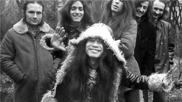 Die Band Can mit Irmin Schmidt (l-r), Jaki Liebezeit, Michael Karoli, Ulli Gerlach, Holger Czukay und vorne Damo Suzuki. Aufgenommen am 01.12.1971 in Hamburg.