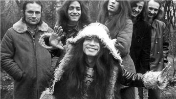 Die Band Can mit Irmin Schmidt (l-r), Jaki Liebezeit, Michael Karoli, Ulli Gerlach, Holger Czukay und vorne Damo Suzuki. Aufgenommen am 01.12.1971 in Hamburg.
