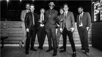 Schwarz-Weiß-Foto mit Männern in Anzügen. Die Band Eastern Standard Time aus Washington spielt im Eldorado in Nordenham.