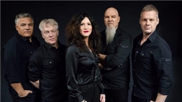 Vier Männer und eine Frau in schwarzer Kleidung. Die Hamburger Band Frollein Motte spielt in der Jahnhalle in Nordenham. 