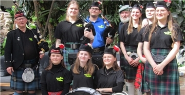 Die Band "Happy German Bagpipers" besteht derzeit aus zehn festen Spielern. Die Mitglieder wechseln alle paar Jahre.