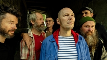 Die Band Jaune Touhours. Die Band kommt in den Pferdestall. 