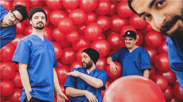 Bei „Rock den Lukas“ gibt es ab heute ordentlich was auf die Ohren Die Band Le Fly kommt nach Tarmstedt. Es ist der bereits dritte Auftritt der Hamburger Band beim Rock-den-Lukas-Festival. Ihre Musik beschreiben die Musiker selbst als St.-Pauli-Tanzmusik.