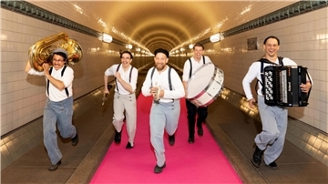 Die Band mahoin aus Hamburg entert am Dienstag die Bühne beim 3. Kirchplatzkonzert.