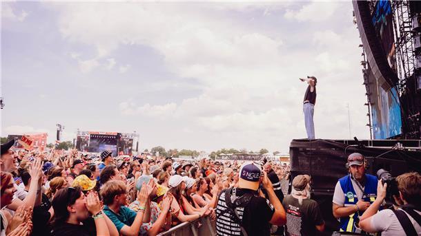 Die Band „Raum 27“ hat den Festival-Betrieb auf den großen Bühnen am Freitag eröffnet.