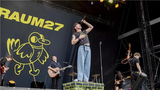 Bremerhavener Band Raum27 eröffnet Deichbrand-Freitag - Hier gibt's die Bilder Die Band Raum27 ist mit Leidenschaft dabei, genau wie ihre Fans.