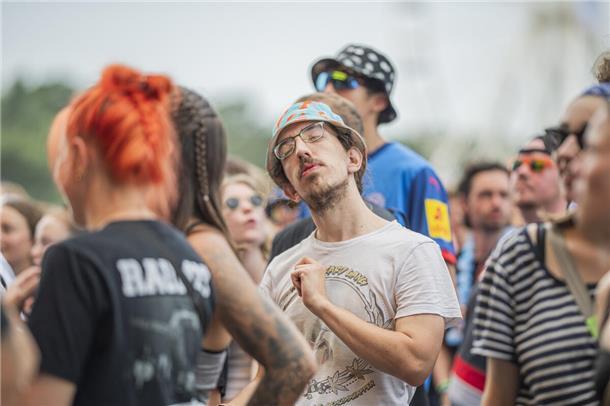 Bremerhavener Band Raum27 eröffnet Deichbrand-Freitag - Hier gibt's die Bilder Die Band Raum27 ist mit Leidenschaft dabei, genau wie ihre Fans.