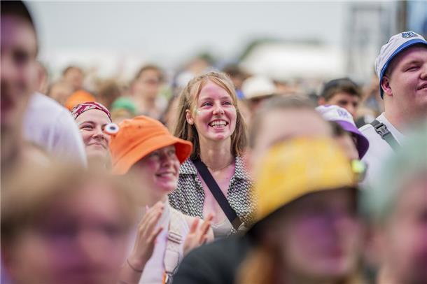 Bremerhavener Band Raum27 eröffnet Deichbrand-Freitag - Hier gibt's die Bilder Die Band Raum27 ist mit Leidenschaft dabei, genau wie ihre Fans.
