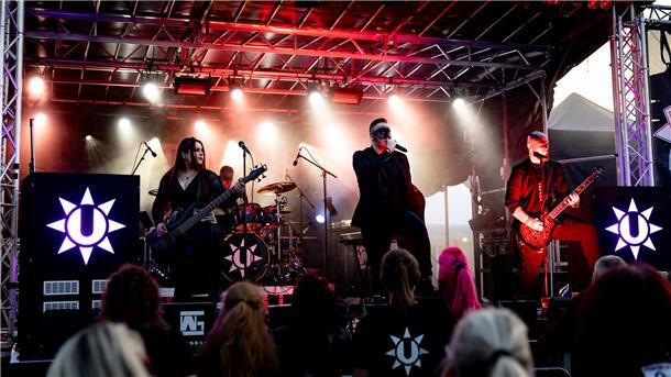 Rockszene in Nordenham: Ultraviolett & Cry Out For Revenge Die Band Ultraviolett spielt auf der Bühne.