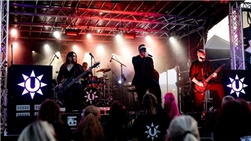 Rockszene in Nordenham: Ultraviolett & Cry Out For Revenge Die Band Ultraviolett spielt auf der Bühne.