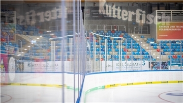 Die Bande in der Eisarena Bremerhaven wurde für die neuen Auflagen der DEL ausgetauscht.