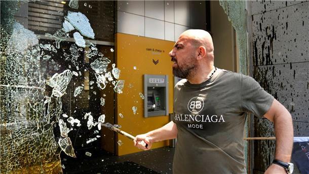 Wütende Demonstranten greifen Banken im Libanon an „Die Banken im Libanon stehlen unser Geld!“: Ein Demonstrant zerschlägt Fensterscheiben der Byblos Bank.