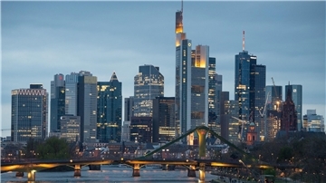 Die Bankenskyline in Frankfurt am Main: Im Auftrag der Bafin wurden 100 Testkäufe von Finanzprodukten in 16 Banken und Sparkassen durchgeführt.