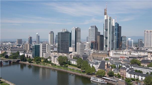 Banken: Aufseher veröffentlichen Ergebnisse von Krisentests Die Bankenskyline von Frankfurt am Main.