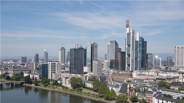 Zahl der Bank-Filialen in Deutschland sinkt Die Bankenskyline von Frankfurt: In Deutschland gibt es erstmals weniger als 20.000 Bankfilialen.