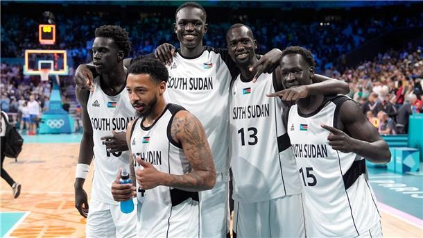 Hymnen-Panne bei Auftritt der Basketballer aus Südsudan Die Basketballer aus dem Südsudan freuen sich über ihren Premierensieg.