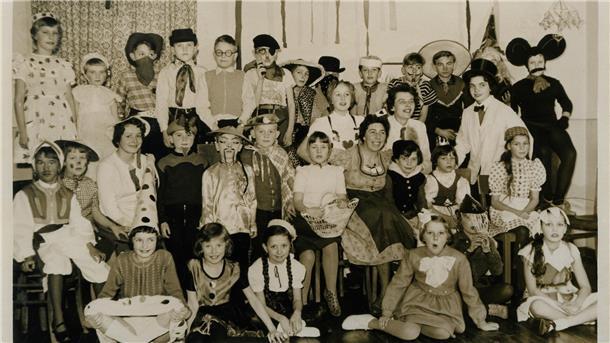 Die Bastelgruppe im Kindergarten Einswarden hatte sich 1960 auf den Karneval gut vorbereitet.