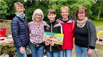 Gruppe von Menschen beim Flohmarkt in Waddens
