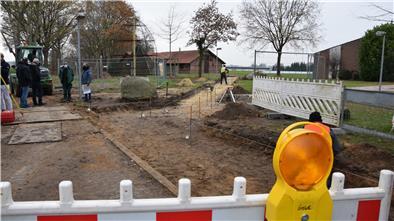 Die Bauarbeiten auf der Fläche zwischen Kindergarten und Fachwerkhaus in Ostereistedt gehen langsam in die entscheidende Phase. Vor Weihnachten sollen hier - bis auf das Kunstobjekt Ovum - alle Arbeiten abgeschlossen sein.