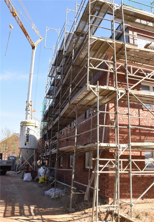 In Zeven gibt es keine Baupause in der Corona-Krise Die Bauarbeiten für das imposante Wohnhaus am Kattrepel – unser Bild zeigt eine Ecke des Gebäudes aus der Perspektive vom Regenrückhaltebecken gesehen – sind bereits in der Endphase. Auch dieses 18-Parteien-Haus soll in Kürze bezugsfertig sein.