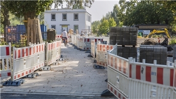 Schon sechs Monate: Warum die Baustelle am Leher Friedhof länger bleibt Die Baustelle am Friedhof Lehe am Dwarsweg verzögert sich.